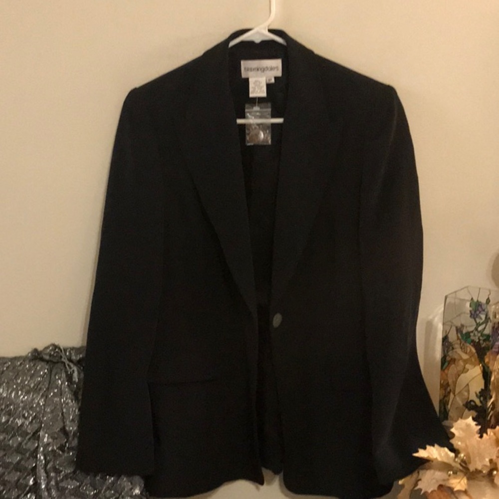 Very nice 100% silk lined black jacket. Size 8P
